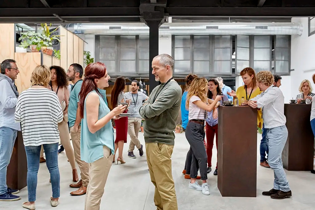 Empresarios comunicándose en el centro de convenciones