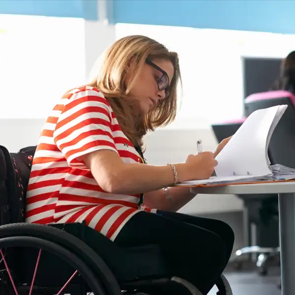 Une étudiante en fauteuil roulant qui étudie