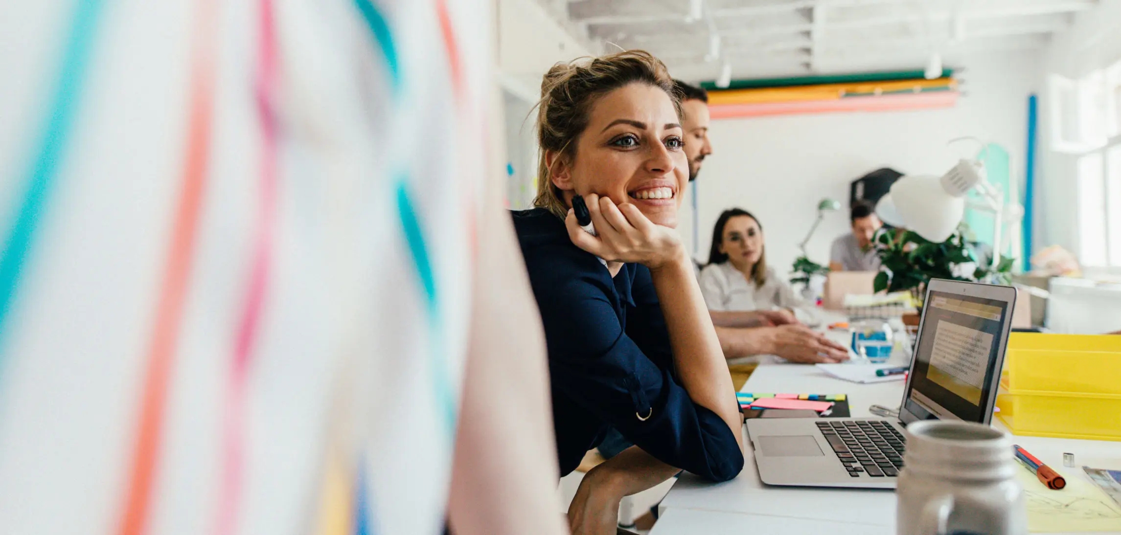 Jeune femme souriante au bureau