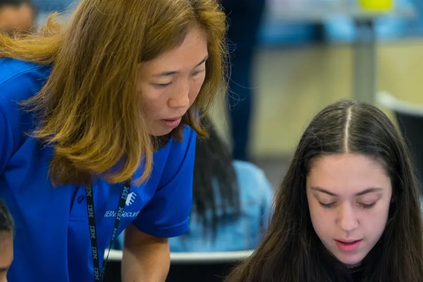 Lehrerin hilft Schülerin beim CyberDay4Girls