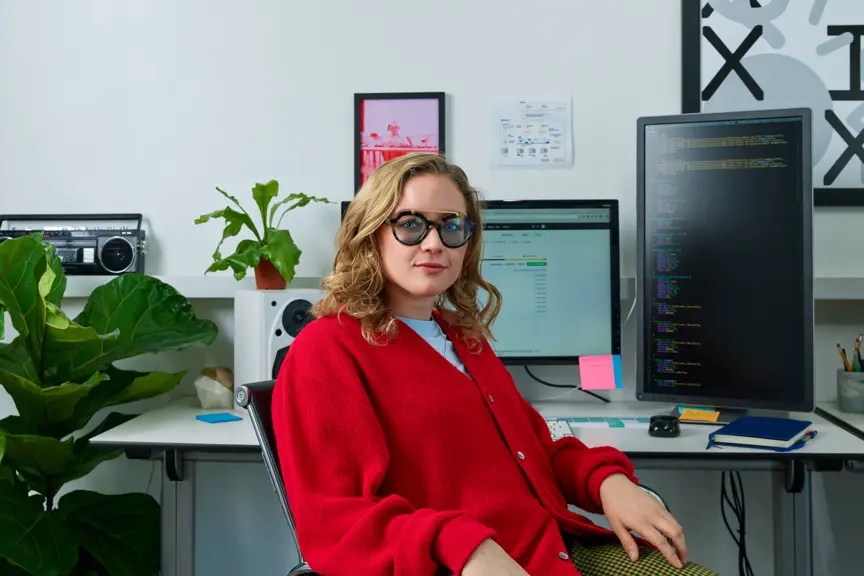 Donna seduta alla postazione di lavoro