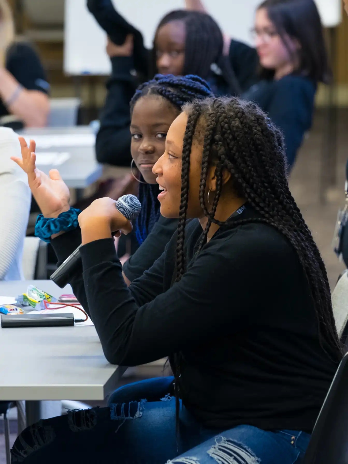 Una ragazza con microfono partecipa alla discussione sul CyberDay4Girls