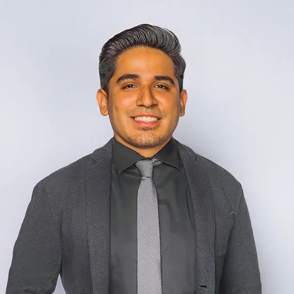 Homem de terno cinza