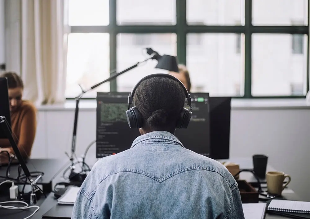 Молодая женщина перед монитором в офисе